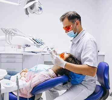 Doutor avaliando paciente